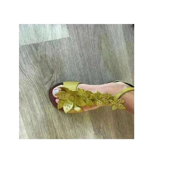 Chocolat Blu Flat Ankle strap Leather Flower Sandal, size 6, Anthropologie - Picture 7 of 9